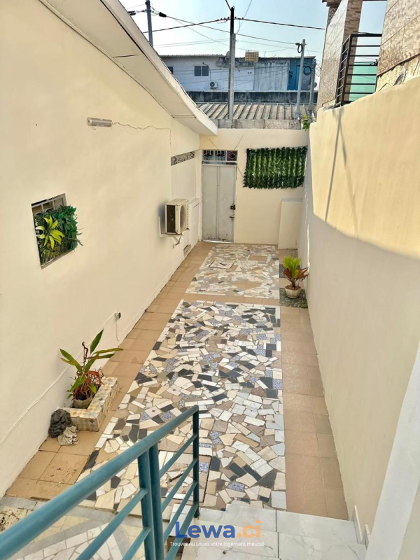 VILLA BASSE 2 PIÈCES – ANGRÉ PETRO IVOIRE