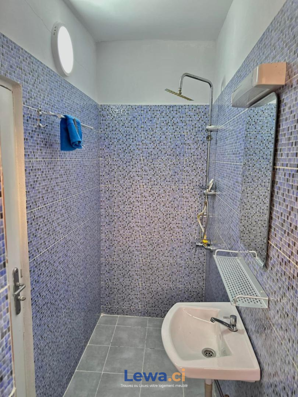 VILLA BASSE 2 PIÈCES – ANGRÉ PETRO IVOIRE